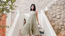 Menikmati momen liburan, Tania kerap tampil mengenakan dress yang off-shoulder. Dulu dikenal dengan penampilan ikoniknya yang mengenakan kacamata bak seorang kutu buku, ternyata ia pun terlihat menawan setelah melepas kacamatanya. (Liputan6.com/IG/@taniaputri1707)