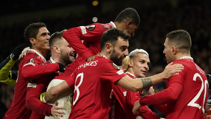 Para pemain Manchester United merayakan gol yang diciptakan Antony ke gawang Barcelona pada leg kedua play-off babak gugur Liga Europa 2022/2023. (AP Photo/Dave Thompson)