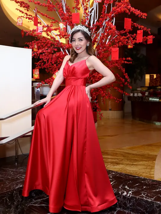 Bella Shofie mengenakan gaun panjang berwarna merah di acara yang digelar di Ritz Carlton, kawasan Kuningan, Jakarta Selatan, Kamis (11/2/2016) malam tersebut. Seperti puteri, Bella pun mengenakan mahkota. (Andy Masela/Bintang.com)