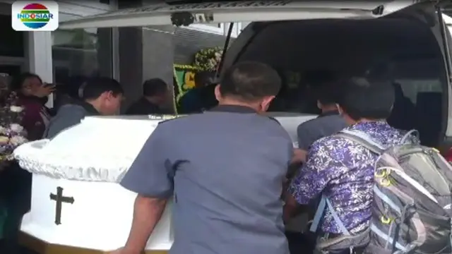 Sejumlah kerabat dan karyawan tampak tak kuasa menahan haru, saat peti jenazah ini dimasukkan ke dalam mobil ambulans.