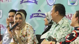Penyanyi Siti Rahmawati (tengah) saat menghadiri jumpa pres program spesial Ramadan di Indosiar, SCTV Tower, Jakarta, Jumat (20/05). Indosiar mengusung tema Ramadan Penuh Berkah untuk menghibur pemirsanya. (Liputan6.com/Herman Zakharia)