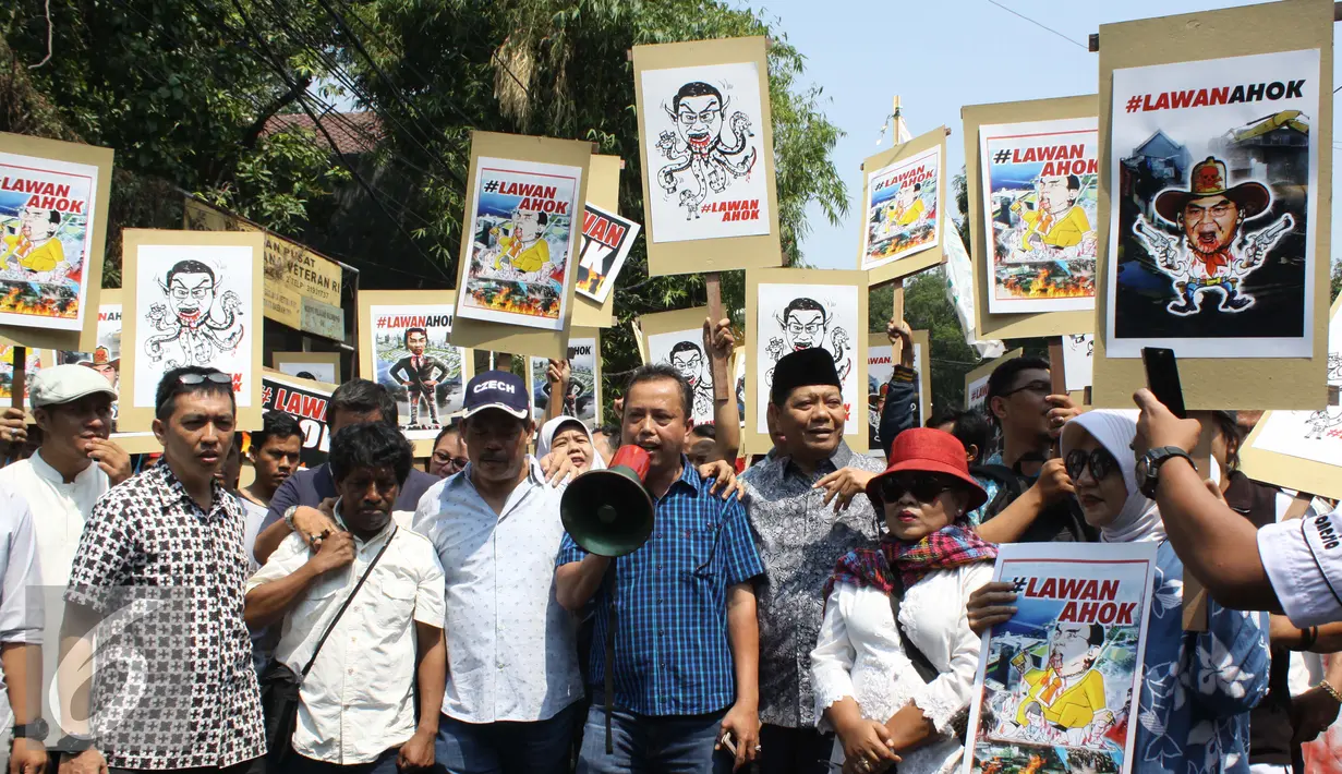 Ratusan demonstran membawa poster LawanAhok di rumah dinas Gubernur Basuki T Purnama, Jakarta, Jumat (28/8/2015). Aksi LawanAhok ini ungkapan kekecewaan atas tindakan Pemprov  DKI yang dinilai semena-mena kepada rakyat. (Liputan6.com/Gempur M Surya)
