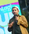 Habib Husein Ja'far menggunakan pakaian simple ala anak muda dengan turtleneck hitam, celana dan outer berwarna coklat. Tak lupa, dia juga memakai peci.