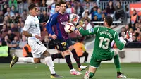 Striker Barcelona, Lionel Messi, menendang bola ke gawang Getafe pada laga La Liga di Stadion Camp Nou, Minggu (12/5). Barcelona menang 2-0 atas Getafe. (AFP/Josep Lago)