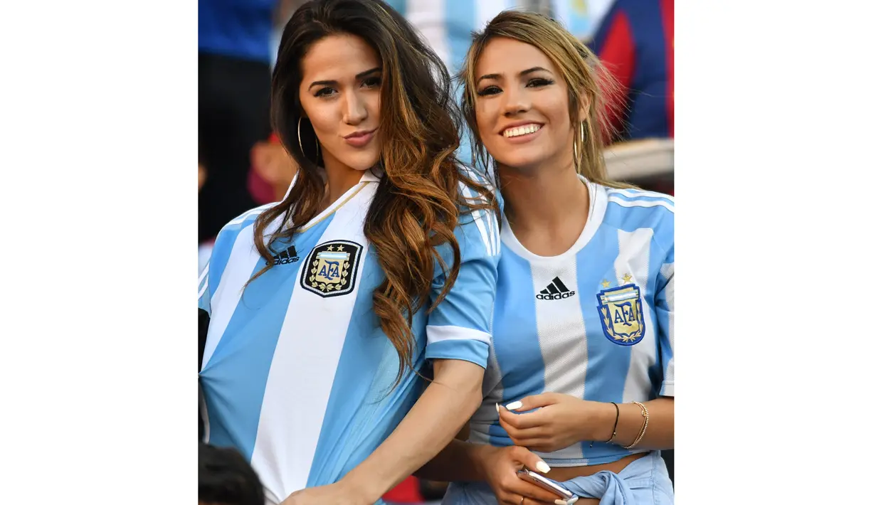 Suporter Cantik Argentina terlihat  antusias menyaksikan partai Chili vs Argentina pada ajang Copa Amerika Centenario 2016 di Stadion at Levi's, Santa Clara, Amrika Serikat, (7/6/2016) WIB. (AFP/Josh Edelson)
