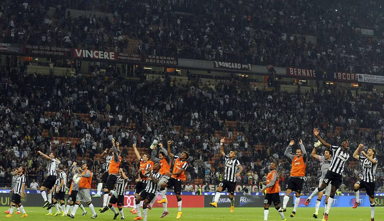 Pemain Juventus berlarian merayakan kemenangan atas AC Milan (1-0) di Stadion San Siro, (20/9/2014). (REUTERS/Giorgio Perottino)