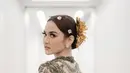 Melihat lebih dekat penampilan Mahalini, ia mengenakan kebaya dan rok batik rancangan Asky Febrianti. Foto: Instagram.