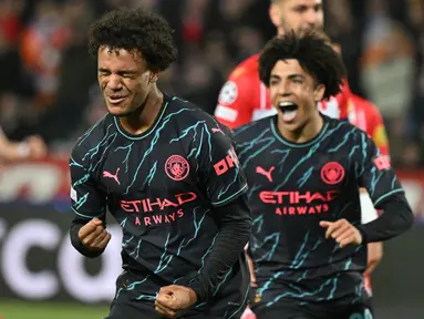 Gelandang Manchester City #52 Oscar Bobb (kiri) merayakan gol yang dicetaknya ke gawang Red Star Belgrade pada laga matchday 6 Liga Champions 2023/2024 di Rajko Mitic Stadium, Kamis (14/12/2023) dini hari WIB. (ANDREJ ISAKOVIC / AFP)