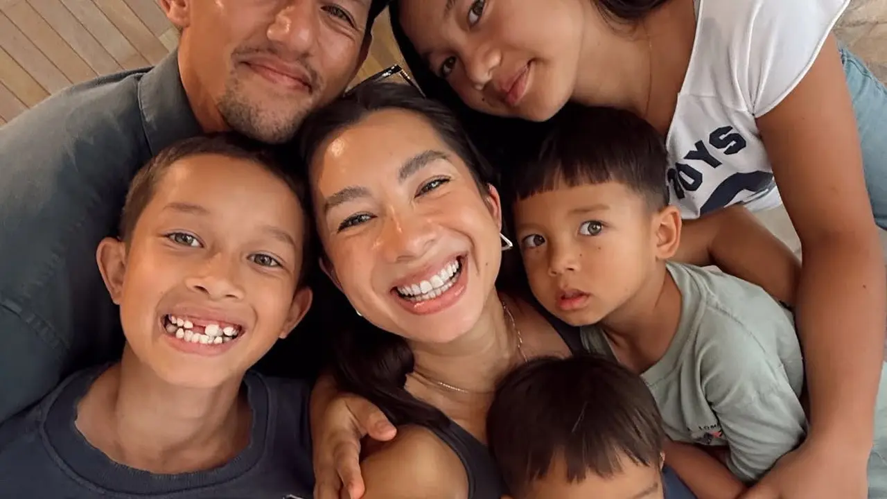 Jennifer Bachdim bersama suami dan anak-anaknya yang tampak kompak. [@jenniferbachdim]