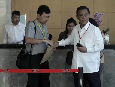 Ketua DPRD DKI Jakarta Prasetio Edi Marsudi (baju putih) usai mengisi buku tamu di Gedung KPK, Jakarta, Selasa (3/5). Prasetio akan diperiksa terkait dugaan suap dalam pembahasan dua raperda tentang reklamasi Teluk Jakarta. (Liputan6.com/Helmi Afandi)