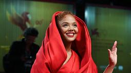 Aktris AS, Tessa Thompson tiba untuk pemutaran film "Bardo, False Chronicle of a Handful of Truths" selama Venice Film Festival ke-79 di Lido di Venezia di Venesia, Italia, Kamis (1/9/2022). Tessa Thompson memamerkan tubuh langsingnya dalam balutan gaun merah dramatis dengan detail ruched. (Tiziana FABI / AFP)