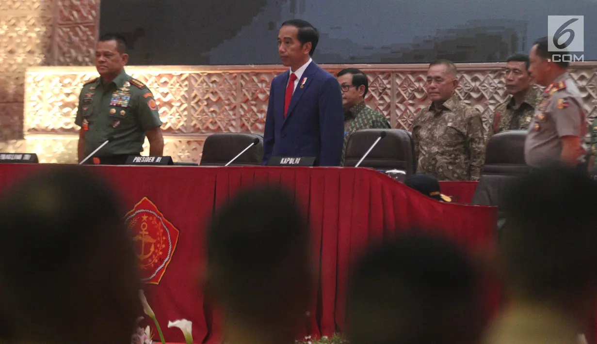 Presiden Joko Widodo bersiap memberikan pembekalan Calon Perwira Remaja (Capaja) Akademi TNI dan Polri Tahun 2017 di Gedung Olahraga (GOR) Ahmad Yani Mabes TNI Cilangkap, Jakarta, Senin (24/7). (Liputan6.com/Faizal Fanani)