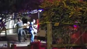 Potongan video yang menunjukkan petugas medis mengangkut korban serangan pisau di Suriname pada Minggu (28/12/2025). (Dok. Video AP oleh Gail Eijk)