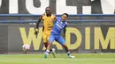 Macan Kemayoran lebih banyak menguasai pertandingan dan beberapa kali mengancam gawang Persib. Tampak dalam foto, penyerang sayap kiri Persib, Beckham Putra (kiri) berebut bola dengan pemain Persija saat pertandingan pekan ke-17 BRI Super League 2025/2026 di Stadion Gelora Bandung Lautan Api (GBLA), Bandung, Jawa Barat, Minggu 11 Januari 2026. (Bola.com/Abdul Aziz)