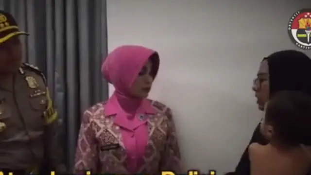 Sigap, Polisi ini Berlari di Tol Untuk Menyelamatkan Bayi