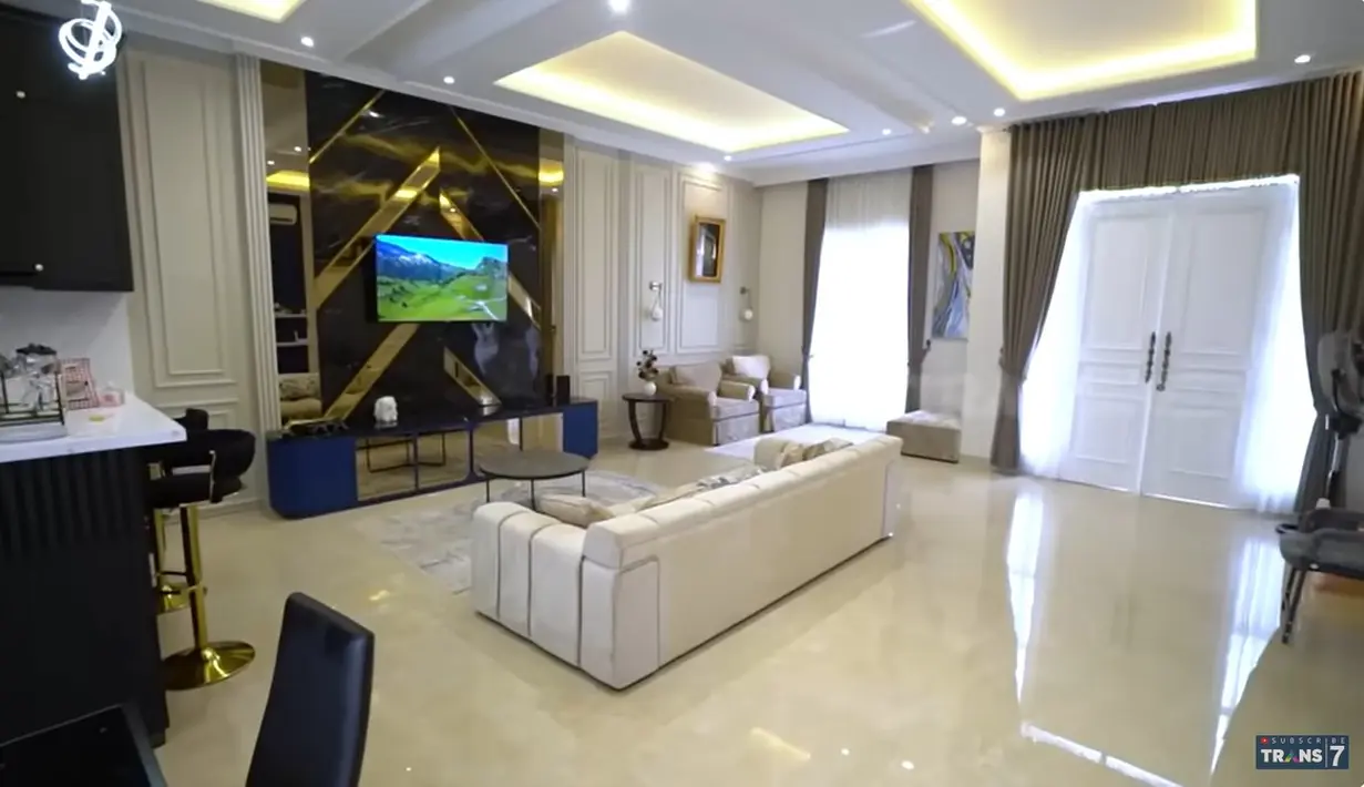 Belum lama ini, Dede Sunandar dan Boyen berkesempatan melihat-lihat rumah Aldi Taher. Boiyen dan Dede terkejut saat masuk melihat penampakan rumah Aldi Taher yang begitu besar dan terlihat mewah. [Youtube/TRANS7 OFFICIAL]