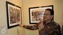Ketua DPD Irman Gusman melihat foto yang dipajang saat HUT DPD di Kompleks Parlemen, Jakarta, Kamis (1/10/2015). Irman Gusman mengaku bangga dengan capaian legislasi DPD selama 11 tahun dan perkembangannya. (Liputan6.com/Johan Tallo)