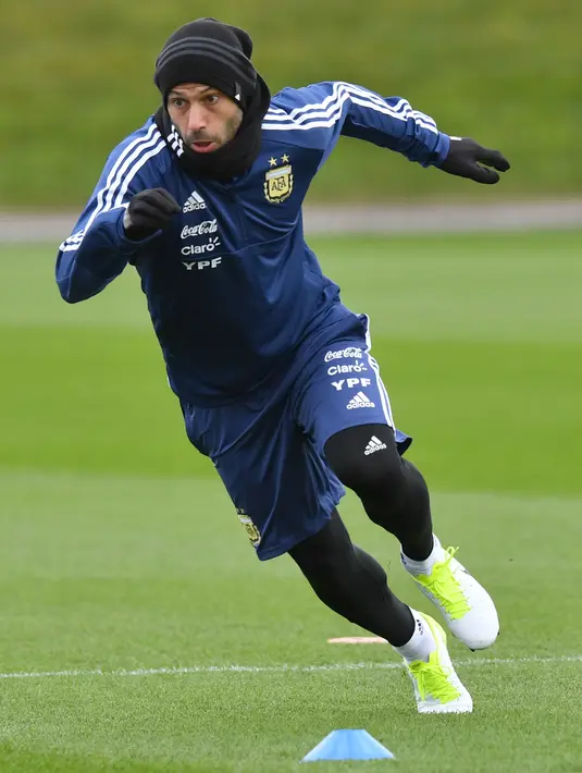 Gelandang Argentina, Javier Mascherano mengikuti sesi latihan di kompleks pelatihan City Academy di Manchester, Inggris (20/3). Timnas Argentina akan berhadapan dengan Italia pada 23 Maret di Ethiad Stadium. (AFP Photo/Anthony Devlin)