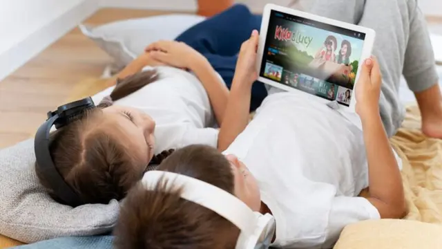 Pilih tontonan yang sesuai dan edukatif untuk anak