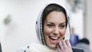 Princess of Wales, Kate Middleton mengunjungi Hayes Muslim Centre yang berada di London, Inggris, Kamis (9/3/2023). Kate Middleton menyesuaikan penampilannya saat mengunjungi muslim centre ini. (Arthur Edwards/Pool Photo via AP)