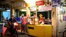 Seorang pria mengendarai sepeda motornya di Chinatown Bangkok  (16/9/2020). Chinatown Bangkok awalnya merupakan kawasan hutan belantara di luar tembok kota dan berkembang menjadi pusat komersial Bangkok selama akhir abad ke-19 hingga awal abad ke-20. (AFP/Mladen Antonov)