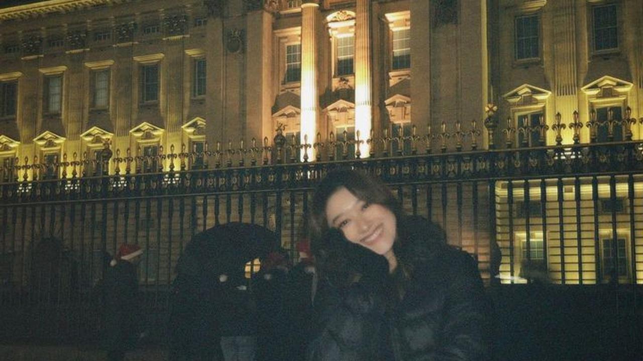 Amanda Caesa Berkunjung ke Buckingham Palace