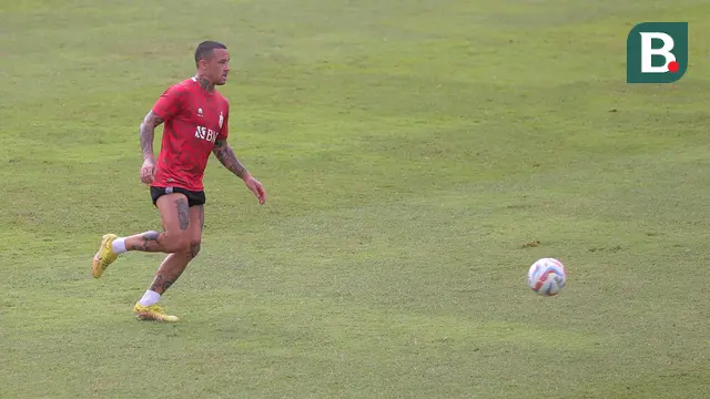Foto: Melihat Lebih Dekat Radja Nainggolan Berlatih Bersama Bhayangkara FC