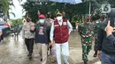Gubernur Sulawesi Selatan Nurdin Abdullah bersama Pangdam XIV Hasanuddin dan Kapolda Sulawesi Selatan Irjen Pol Merdisyam meninjau langsung dampak bencana gempa bumi di Mamuju, Sulawesi Barat. (Liputan6.com/Abdul Rajab Umar)