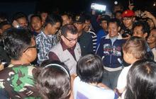 Mensos Salim Segaf berdongeng di pengungsian korban banjir