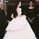 Hadir di Festival Film Cannes 2026, sang aktris dan idol tampil begitu memukau dengan gaya elegan yang membuatnya terlihat bak real life princess di atas red carpet. [@surekorea].