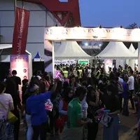 Suasana riuh sudah menyelimuti area JIEXPO Kemayoran Hall B-C tempat di selenggarakannya konser Ariana Grande yang bertajuk 'The Honeymoon Tour', rabu malam (26/8/2015). (Galih W.Satria/Bintang.com)