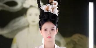 Berperan sebagai peri, Jisoo tampil memesona dibalut gaun dan jubah panjang berwarna putih. [Dok/YG Entertainment]