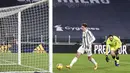 Pemain Juventus, Federico Chiesa, mencetak gol ke gawang SPAL pada laga Coppa Italia di Stadion Allianz, Rabu (27/1/2021). Juventus menang dengan skor 4-0. (Fabio Ferrari/LaPresse via AP)