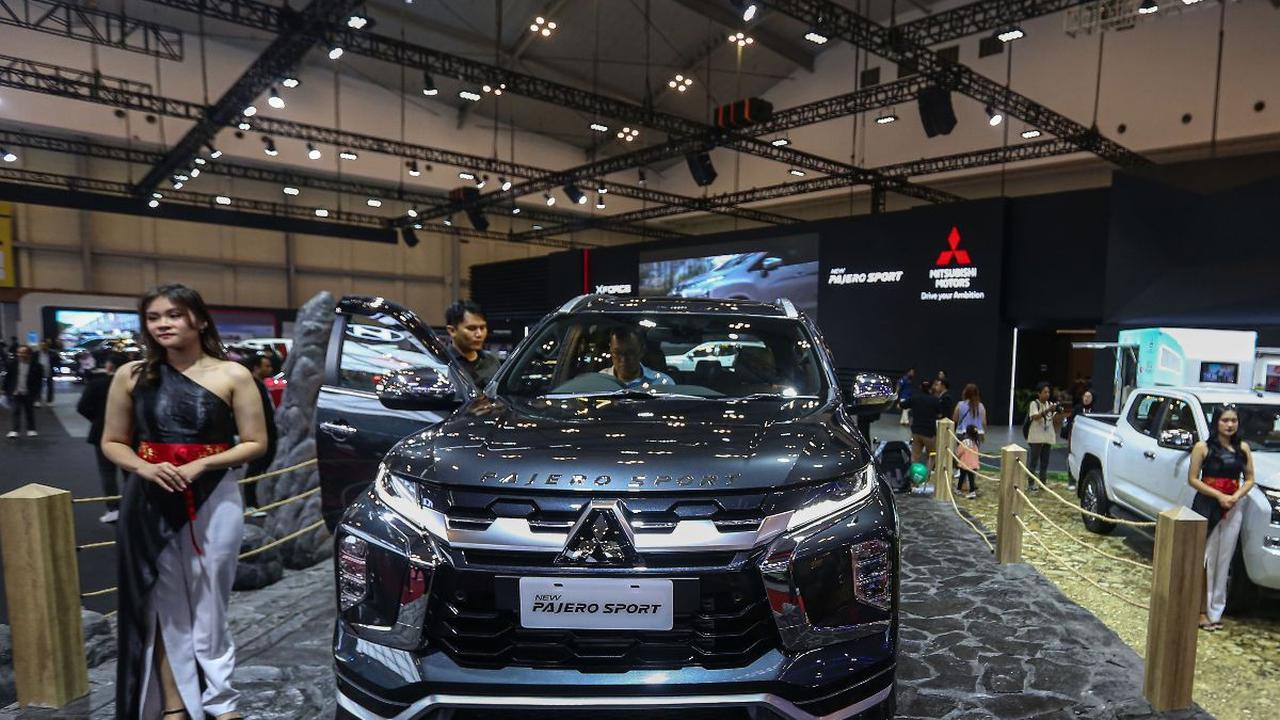 Seorang sales promotion girl (SPH berdiri di samping Mitsubishi New Pajero Sport yang dihadirkan dalam Gaikindo Indonesia International Auto Show (GIIAS) 2024 di Indonesia Convention Exhibition (ICE) BSD, Kabupaten Tangerang, Banten, Kamis (18/7/2024).&nb