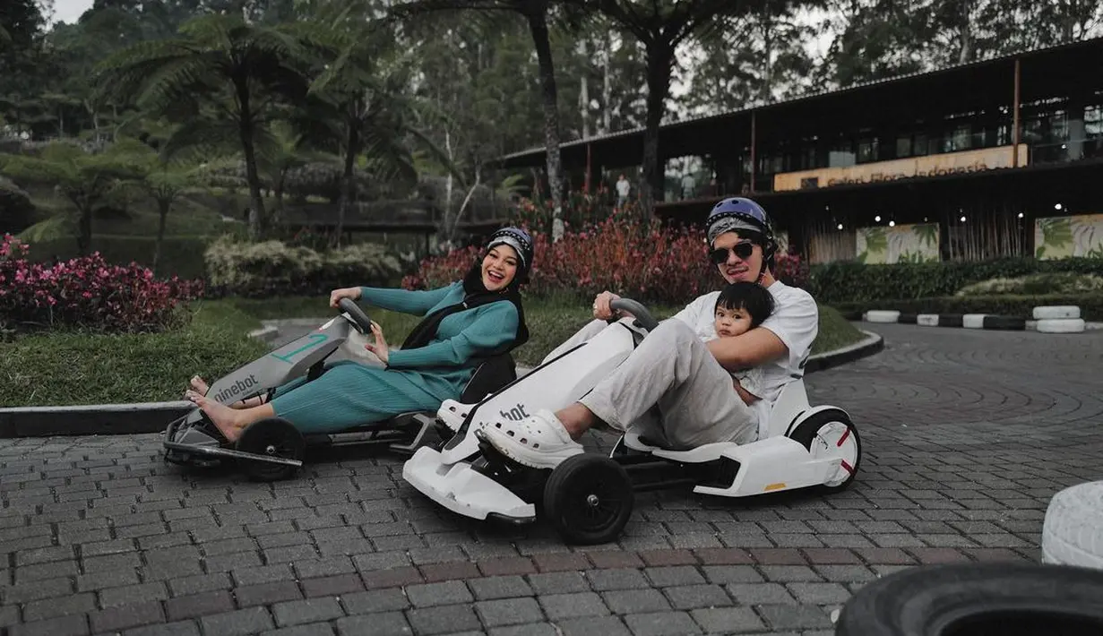 Keseruan lain selama menjalani liburan kali ini adalah naik gokart. Potret bahagia bersama anak sebelum adik baby Ameena lahir. Atta berharap anak laki-laki untuk anak keduanya. Tapi, saat gender reveal beberapa waktu lalu, anak kedua Aurel dan Atta berjenis kelamin perempuan. [Instagram/aurelie.hermansyah]
