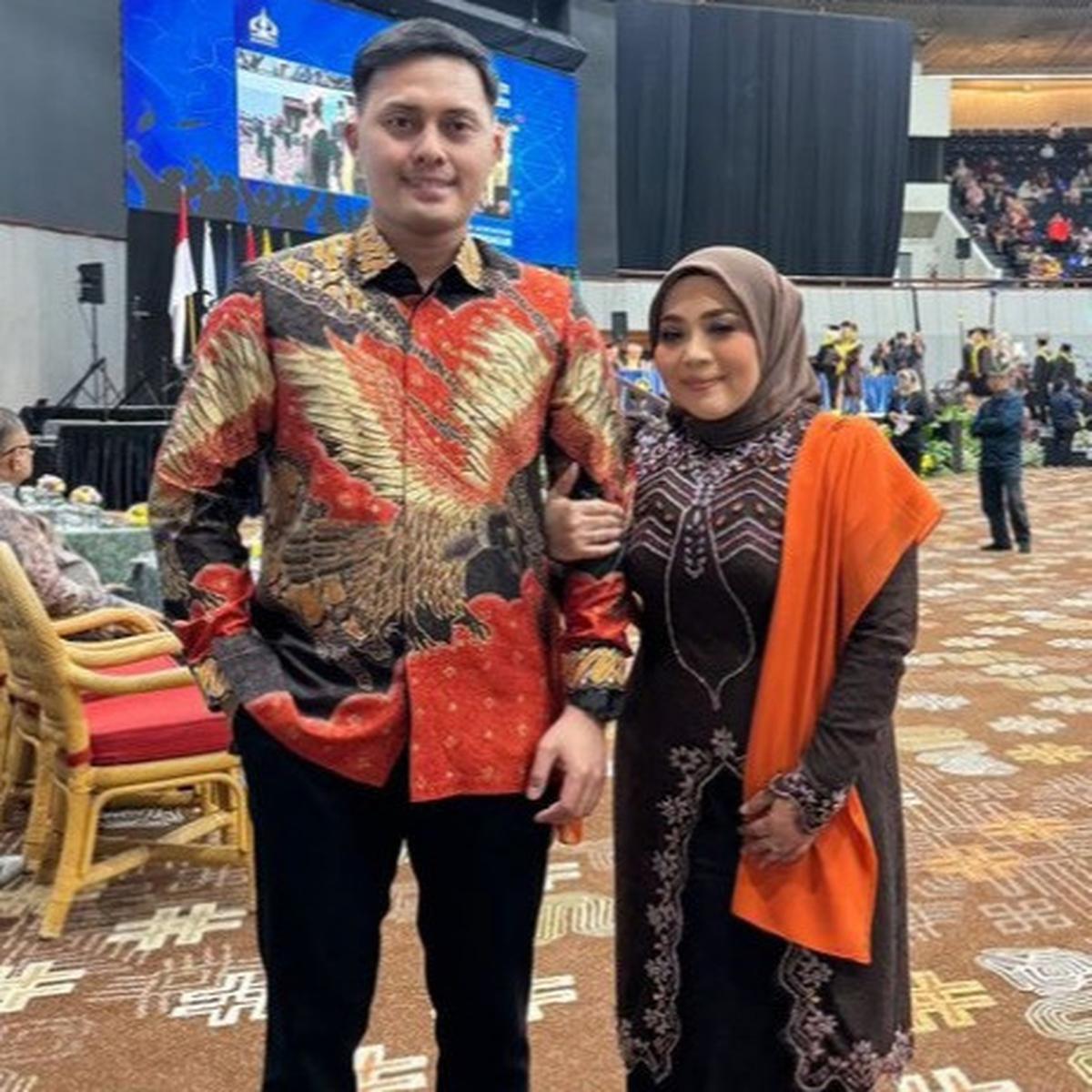 7 Potret Wisuda Anak Muzdalifah, Jadi Sarjana Akuntansi - Dihadiri Fadel Islami & Putra dari Nassar