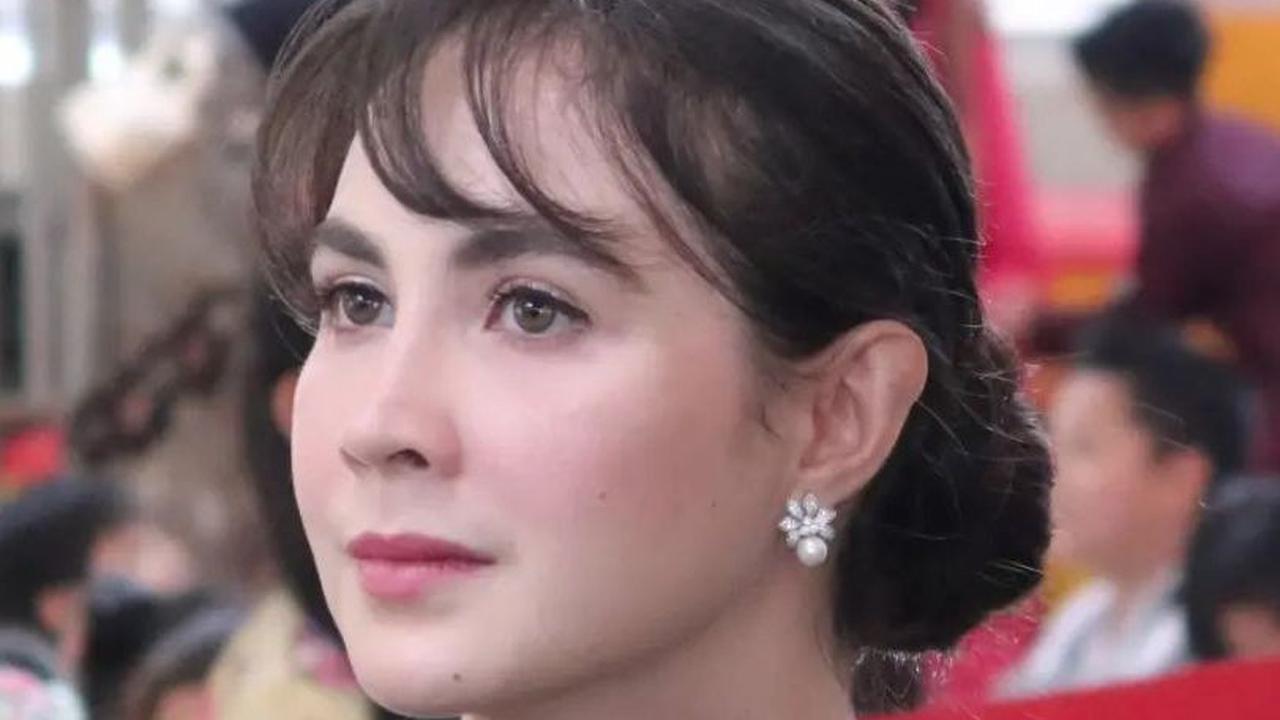 Foto-Foto Cantik Arumi Bachsin Berkebaya dengan Rambut Digelung