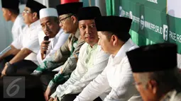 Ketua Umum PPP kubu Romahurmuziy (ketiga kanan) saat menghadiri tasyakuran merayakan HUT PPP ke-44 di Tebet Barat, Jakarta, Kamis (5/1). Tasyakuran tersebut mengusung tema 'Mewujudkan Masyarakat Madani dalam Bingkai NKRI'. (Liputan6.com/Johan Tallo)