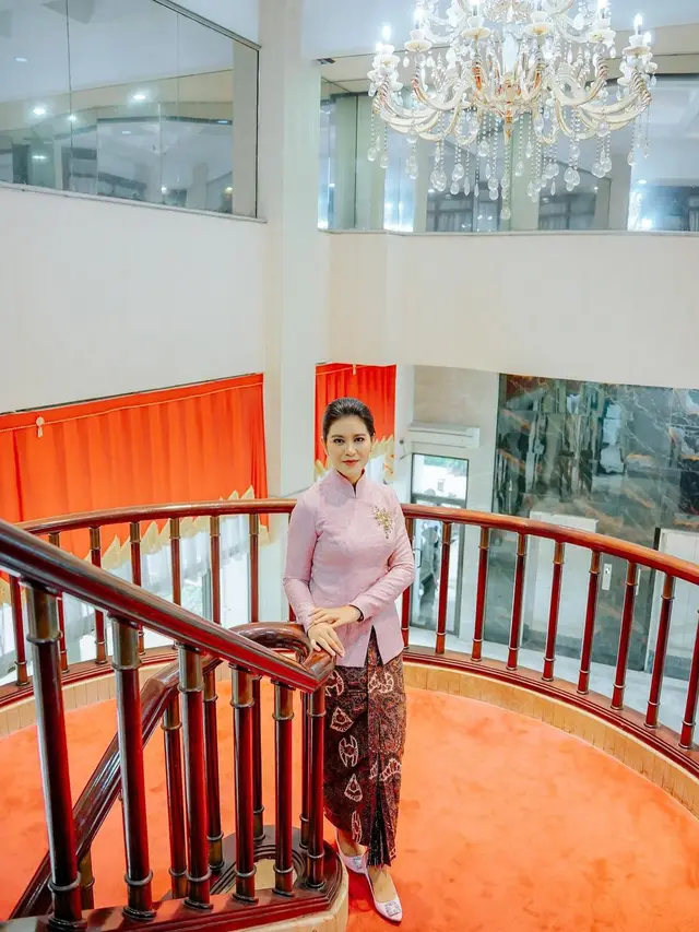 6 Adu Gaya Ibu Pejabat Kahiyang Ayu-Arumi Bachsin Pakai Kebaya Janggan, Siapa Paling Mirip Jeng Yah Gadis Kretek?