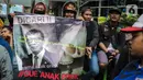 Warga Tanjung Priok membawa poster bergambar Menkumham Yasonna Laoly saat unjuk rasa di depan Gedung Kemenkumham, Jakarta Selatan, Rabu (22/1/2020). Mereka menuntut Yasonna minta maaf atas ucapannya yang menyebut Tanjung Priok adalah daerah miskin, kumuh, dan kriminal. (Liputan6.com/Faizal Fanani)