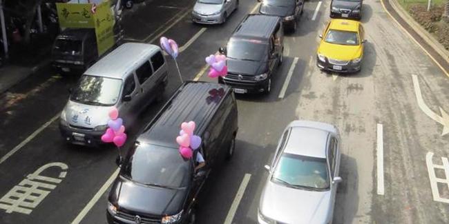 100 mobil van yang menjemput pengantin wanita. | Foto: copyright dramafever.com