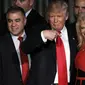 Donald Trump bersama dengan Kellyanne Conway yang ditunjuk sebagai penasihat presiden (Reuters)