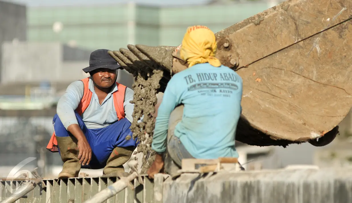 Pekerja dibantu alat berat melakukan pengecoran site pile normalisasi kali Ciliwung, Jakarta, Jumat (13/1). Meski warga Bukit Duri memenangkan gugatan di PTUN Jaksel, proyek normalisasi sungai Ciliwung tetap berlanjut. (Liputan6.com/Yoppy Renato)