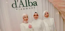 Baik Nikita Willy, Yora Febrina, dan Winona Willy tampil serasi dalam balutan busana bernuansa putih yang memberikan kesan elegan sekaligus santun. [@yorafebrina].