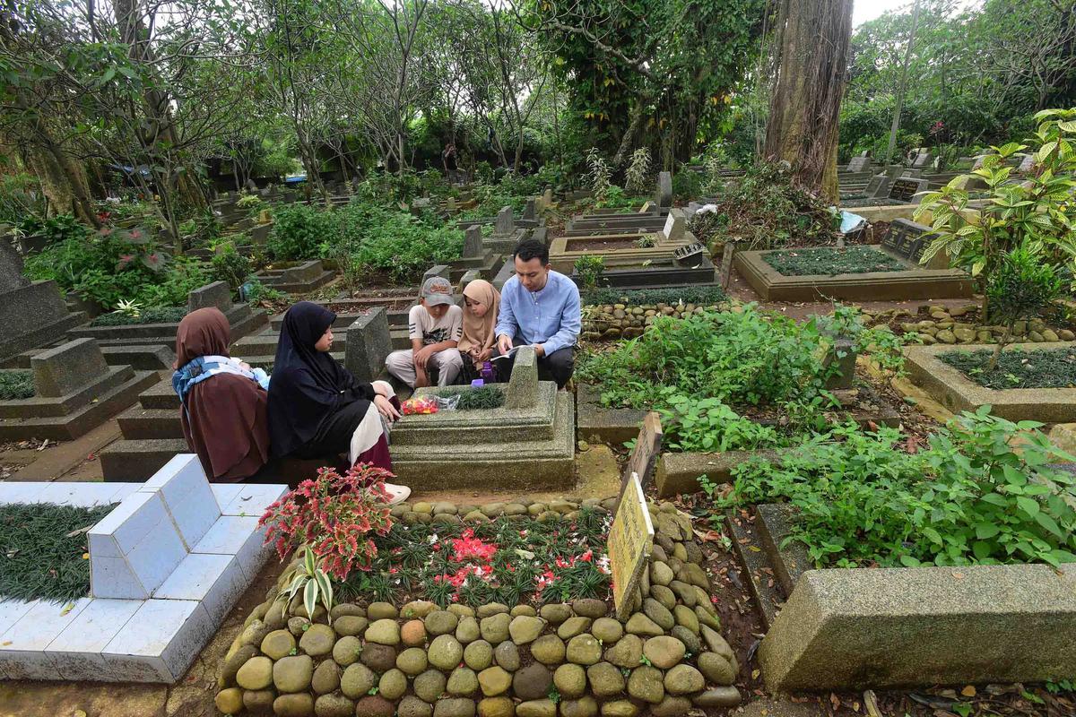 FOTO: Libur Imlek Dimanfaatkan Warga untuk Ziarah Jelang Ramadhan