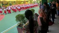 Antusiasme orang tua antar anaknya di hari pertama masuk sekolah. (Delvira Hutabarat)