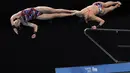 Eden Cheng dan Lois Toulson dari Inggris melakukan loncatan pada babak Final Loncat Indah 10 Meter Putri Sikronisasi di Kejuaraan Dunia Loncat Indah FINA 2021, yang juga merupakan ajang uji coba Olimpiade Tokyo 2020, di Tokyo Aquatics Center, Tokyo, Minggu (2/5/2021). (AP Photo/Eugene Hoshiko)