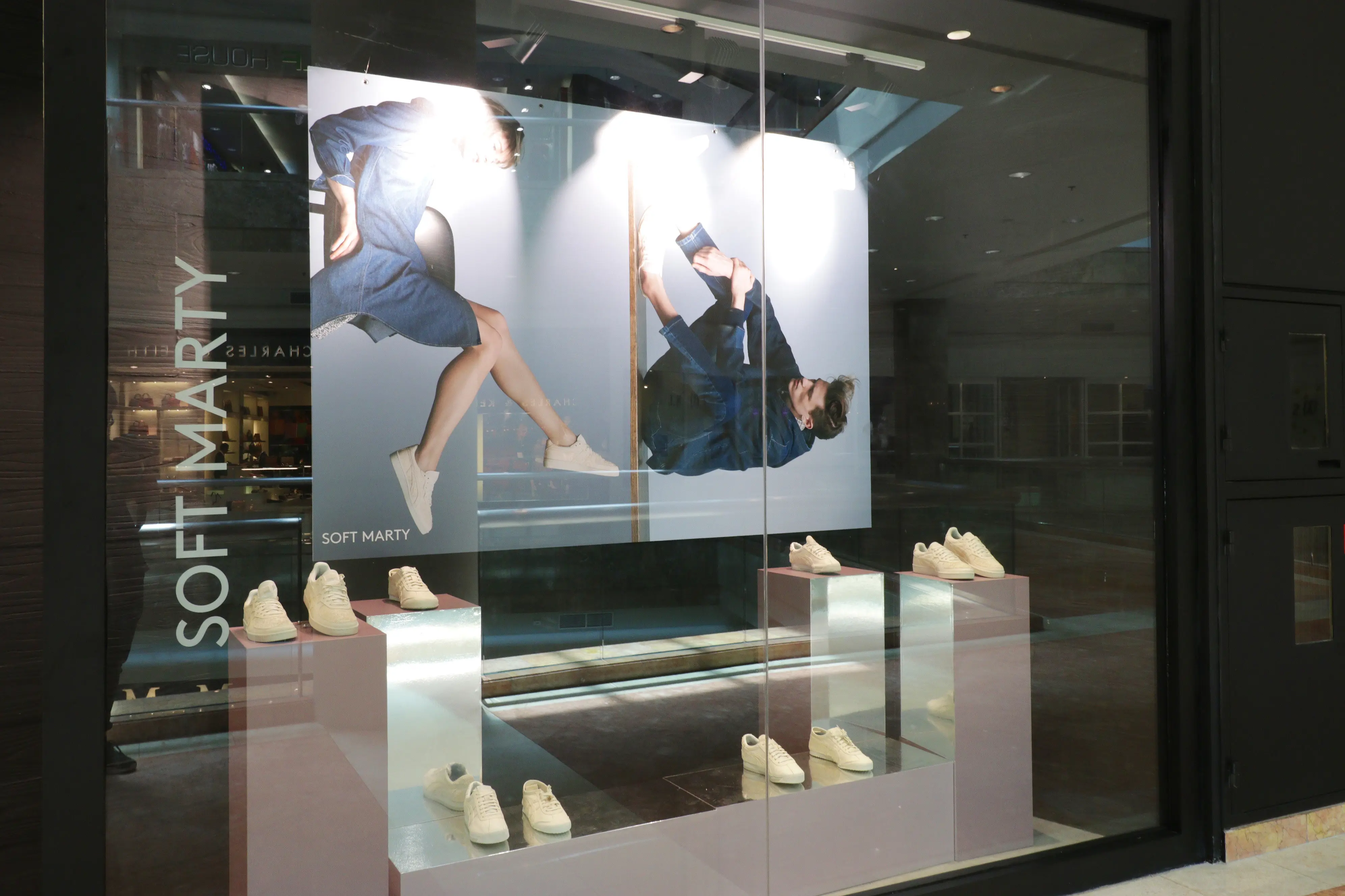 Pembukaan toko sepatu pertama, Onitsuka Tiger di Indonesia.