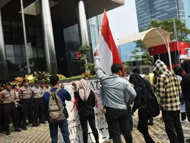 Mahasiswa yang tergabung dalam Jamak melakukan aksi unjuk rasa di KPK Jakarta, Rabu (3/10). Dalam aksinya Mereka menunut KPK segera memeriksa petinggi JICT-Koja dalam kerugian negara. (Liputan6.com/Angga Yuniar)