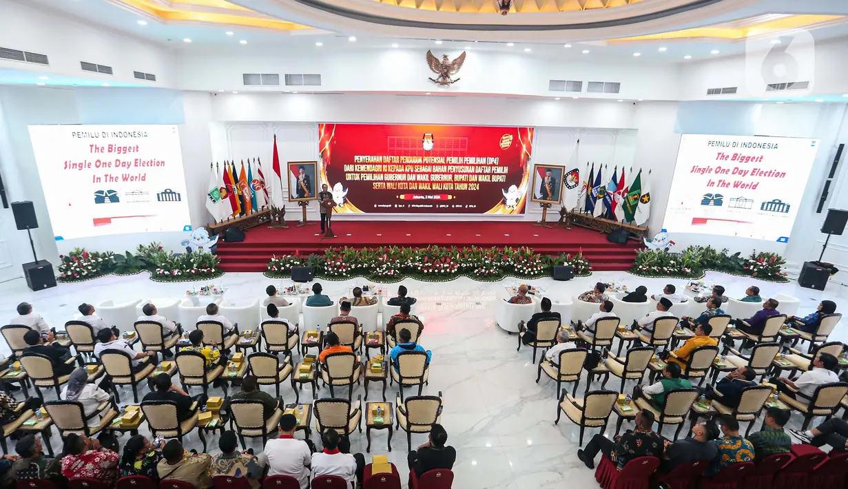 Suasana penyerahan Data Penduduk Potensial Pemilih Pemilu (DP4) untuk Pemilihan Kepala Daerah (Pilkada) serentak 2024 kepada Komisi Pemilihan Umum (KPU) Republik Indonesia di Kantor KPU RI, Jakarta, Kamis (2/5/2024). (Liputan6.com/Angga Yuniar)